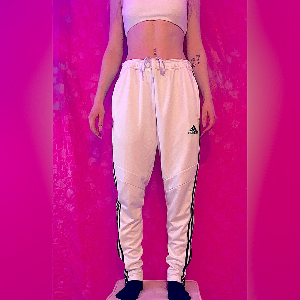 Adidas white track pants size L women’s. 🤍